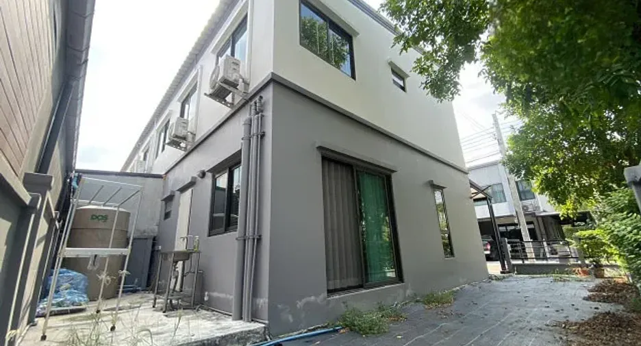 出售 3 卧室 联排别墅 在 Saphan Sung, 曼谷