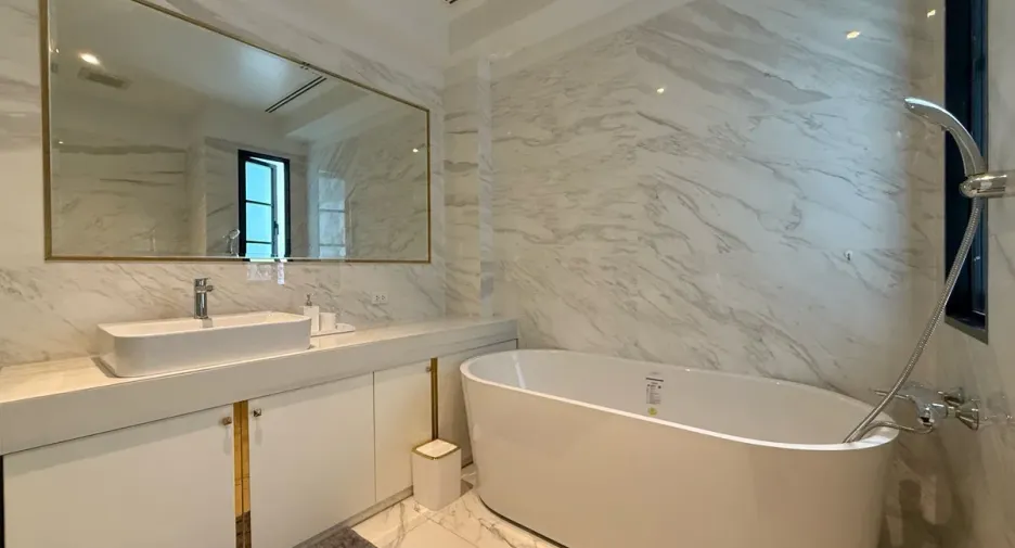 Haus zum Kauf mit 4 Zimmer in Watthana, Bangkok