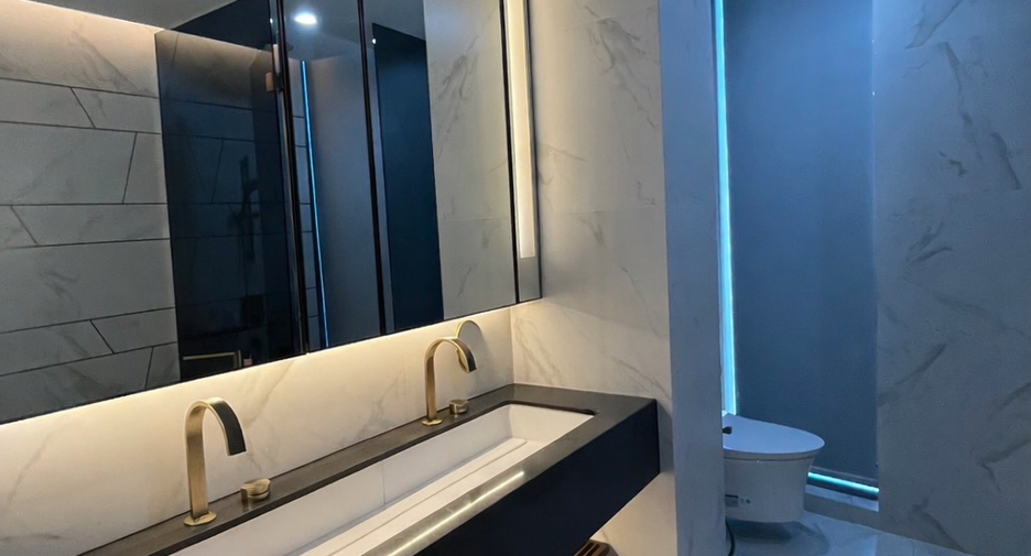 For sale 2 bedrooms condo in Khlong Toei, Bangkok