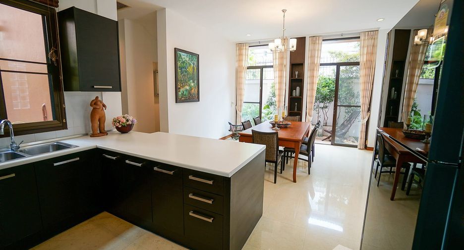 For rent 3 bedrooms house in Watthana, Bangkok