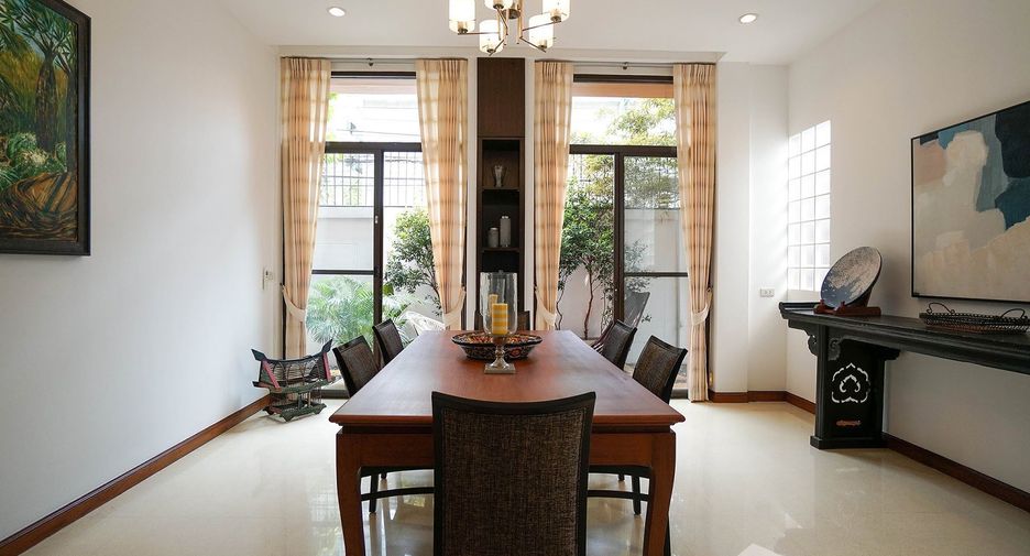 For rent 3 bedrooms house in Watthana, Bangkok