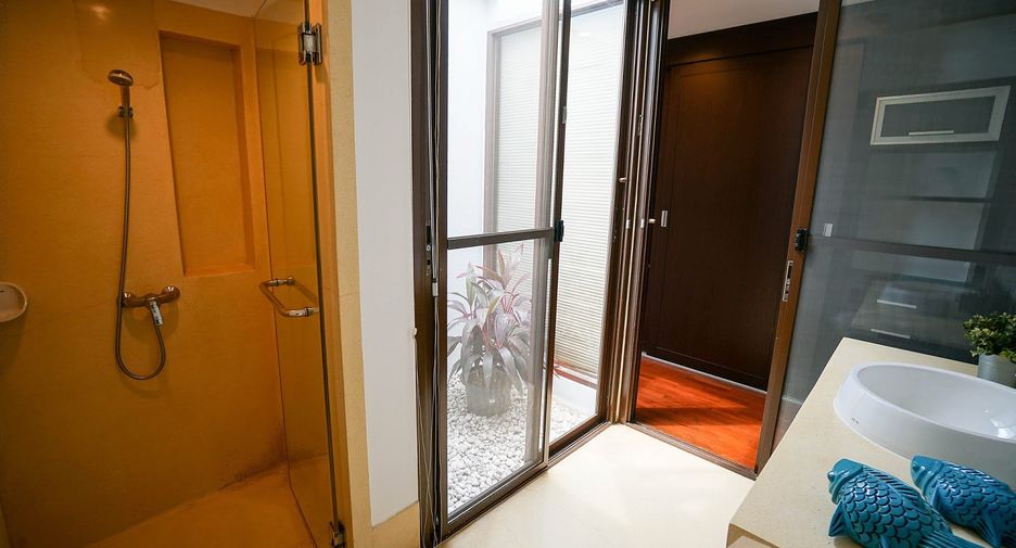 For rent 3 bedrooms house in Watthana, Bangkok