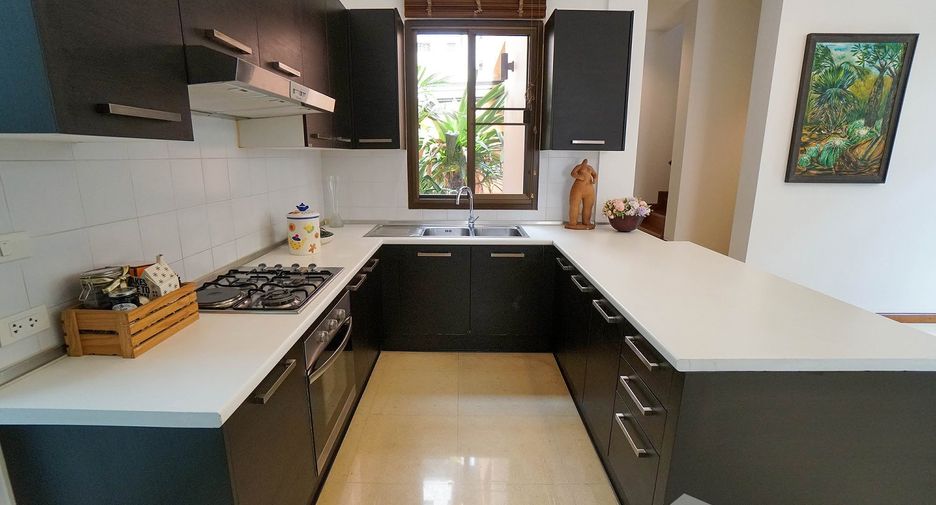 For rent 3 bedrooms house in Watthana, Bangkok