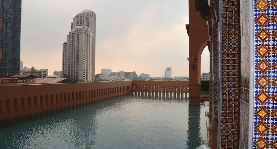 For sale 3 bedrooms condo in Khlong Toei, Bangkok
