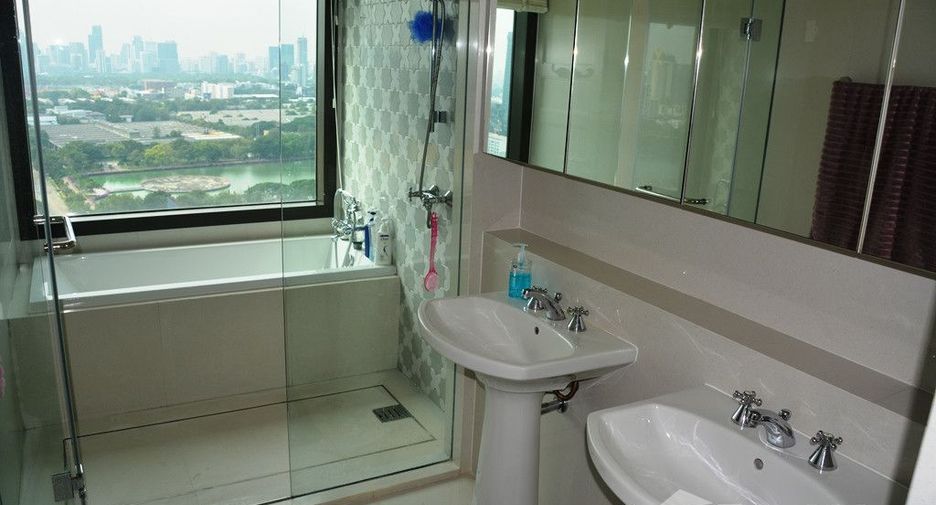 For sale 3 bedrooms condo in Khlong Toei, Bangkok