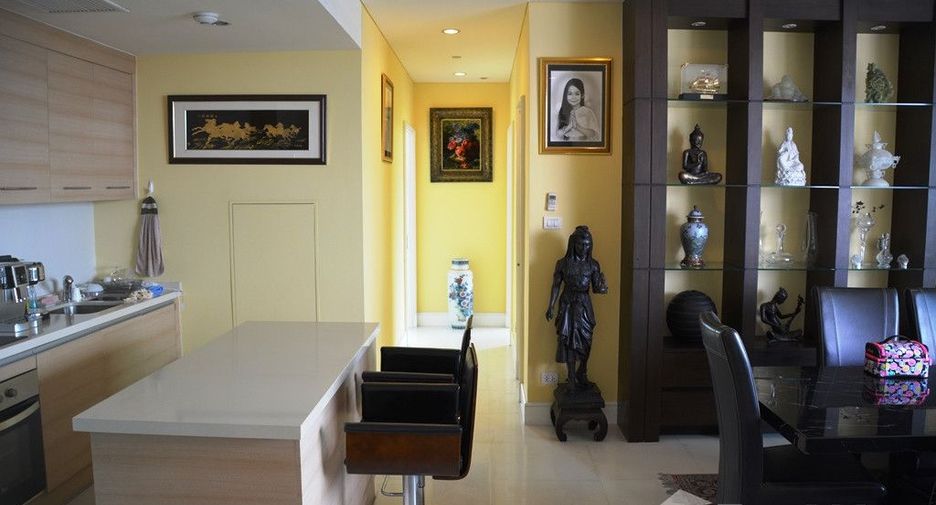 For sale 3 bedrooms condo in Khlong Toei, Bangkok