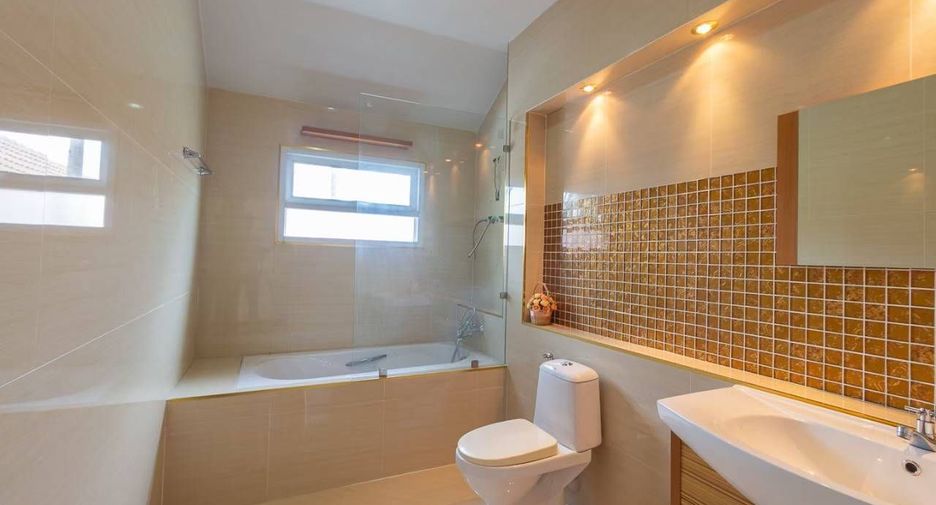 Casa adosada en venta de 5 habitaciones en San Sai, Chiang Mai