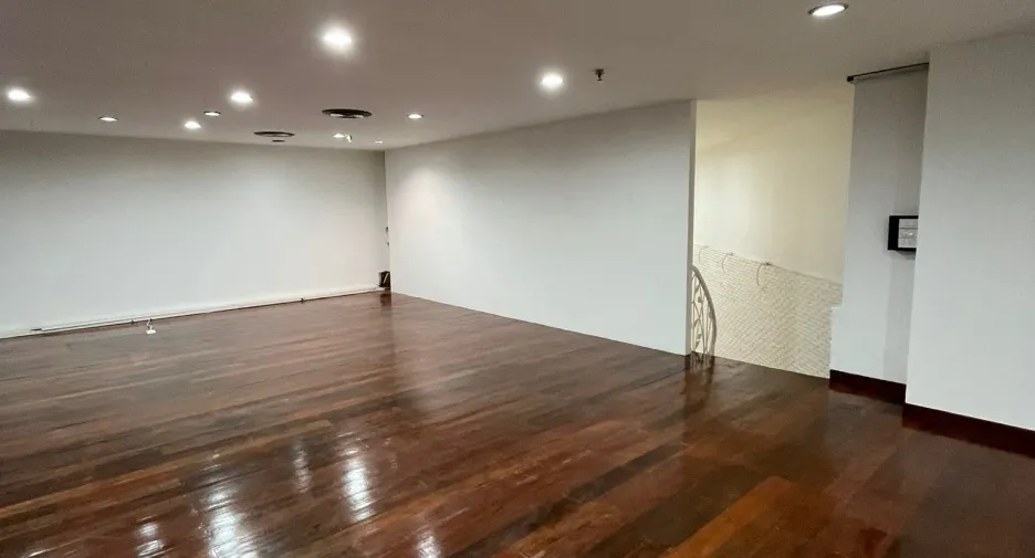 Büro zur Miete in Huai Khwang, Bangkok