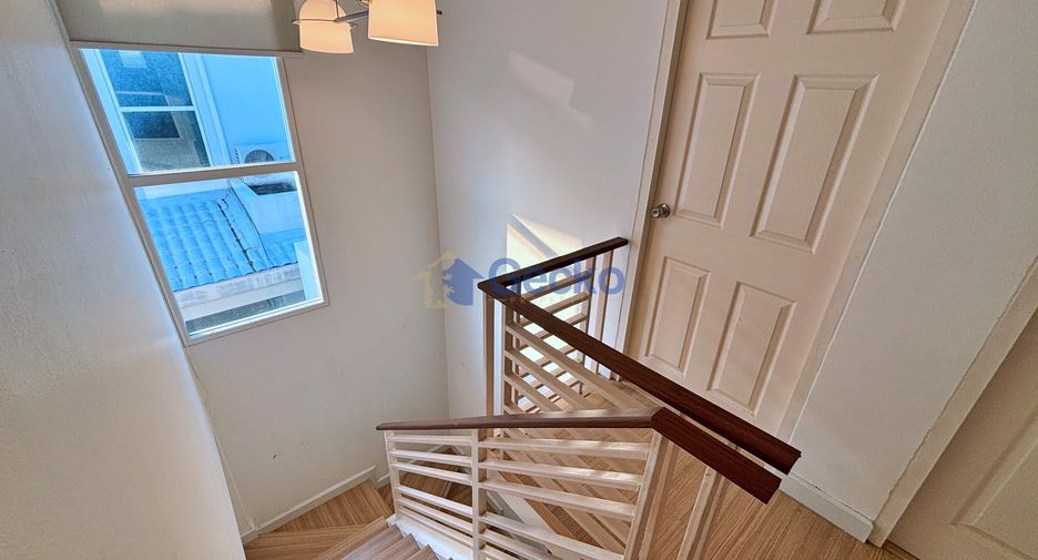 Casa en alquiler de 3 habitaciones en Bang Lamung, Chonburi