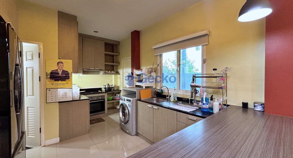 Casa en alquiler de 3 habitaciones en Bang Lamung, Chonburi