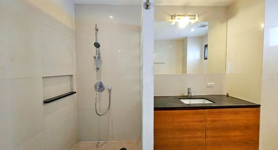 For rent 3 bedrooms condo in Watthana, Bangkok