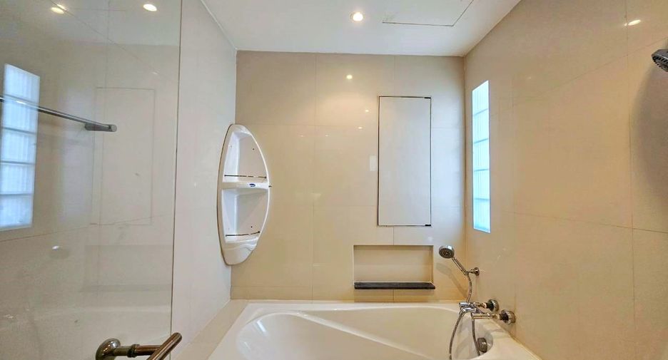 For rent 3 bedrooms condo in Watthana, Bangkok