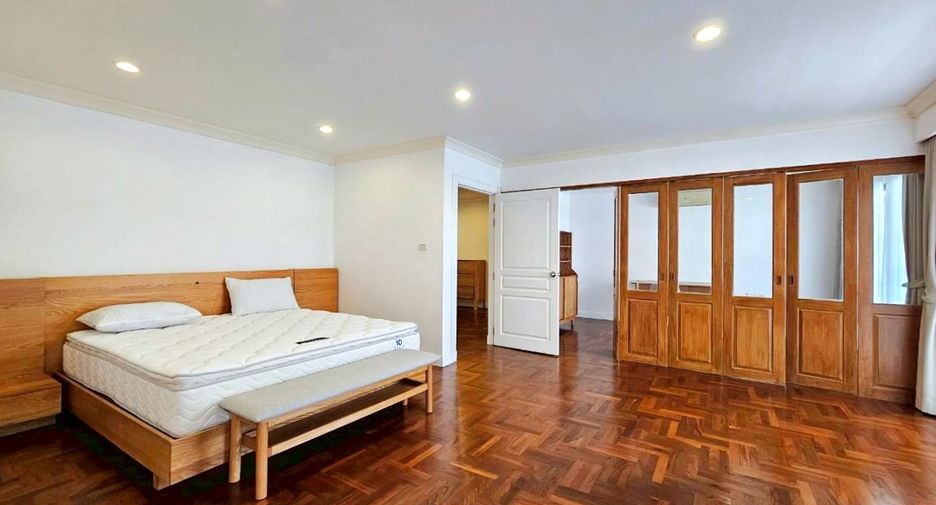 For rent 3 bedrooms condo in Watthana, Bangkok