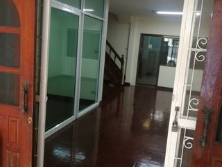 Casa adosada en venta y en alquiler de 4 habitaciones en Bueng Kum, Bangkok