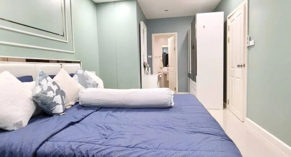Condo en alquiler de 2 habitaciones en Huai Khwang, Bangkok