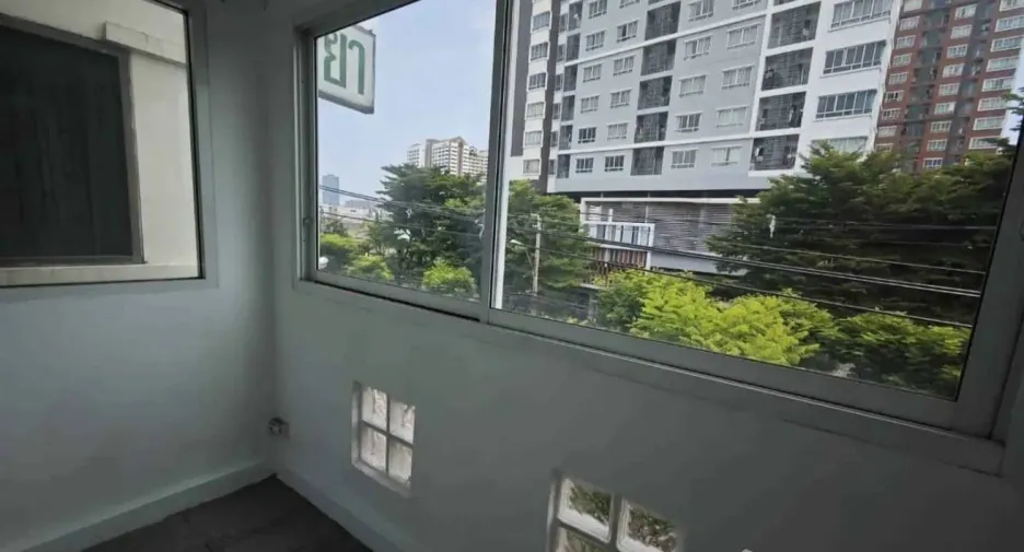 For rent 4 bedrooms retail Space in Yan Nawa, Bangkok