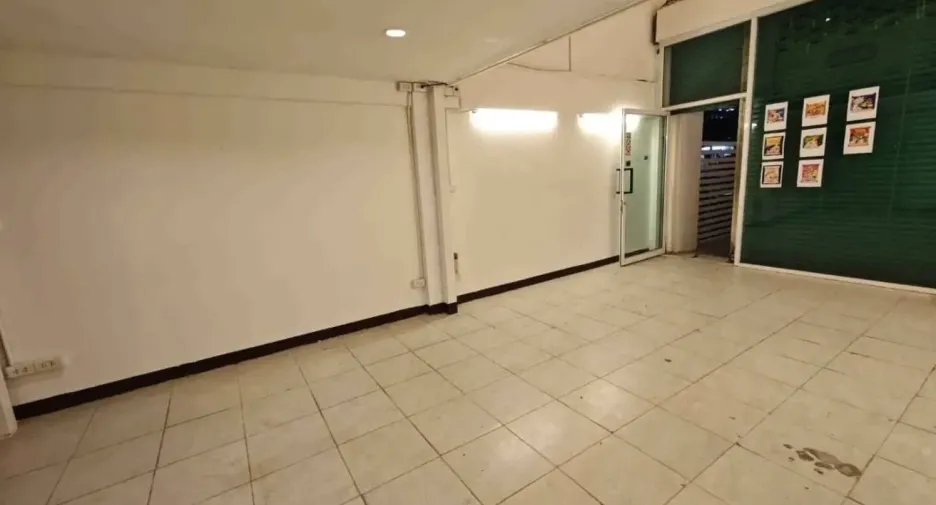 For rent 4 bedrooms retail Space in Yan Nawa, Bangkok