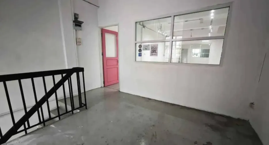 For rent 4 bedrooms retail Space in Yan Nawa, Bangkok