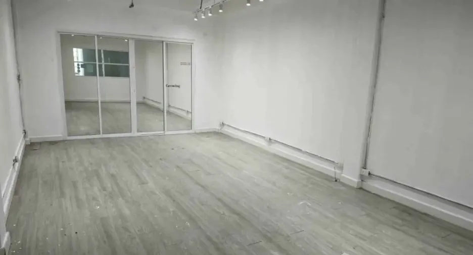 For rent 4 bedrooms retail Space in Yan Nawa, Bangkok