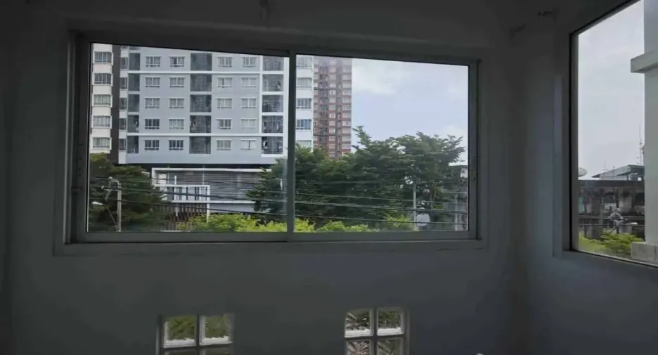 For rent 4 bedrooms retail Space in Yan Nawa, Bangkok