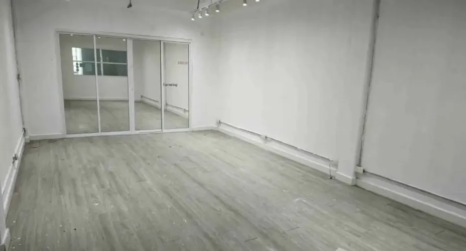 For rent 4 bedrooms retail Space in Yan Nawa, Bangkok