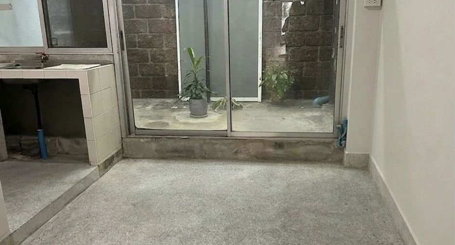 For sale and for rent 5 bedrooms retail Space in Bang Rak, Bangkok