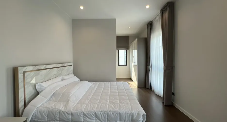 Casa en alquiler de 4 habitaciones en Bang Phli, Samut Prakan