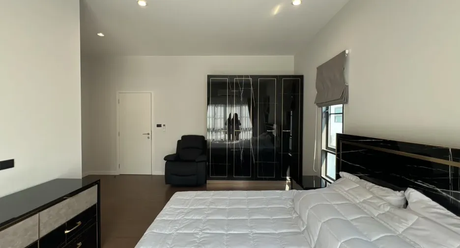 Casa en alquiler de 4 habitaciones en Bang Phli, Samut Prakan