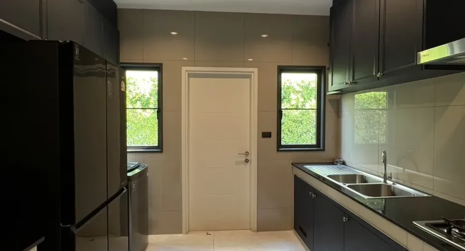Casa en alquiler de 4 habitaciones en Bang Phli, Samut Prakan