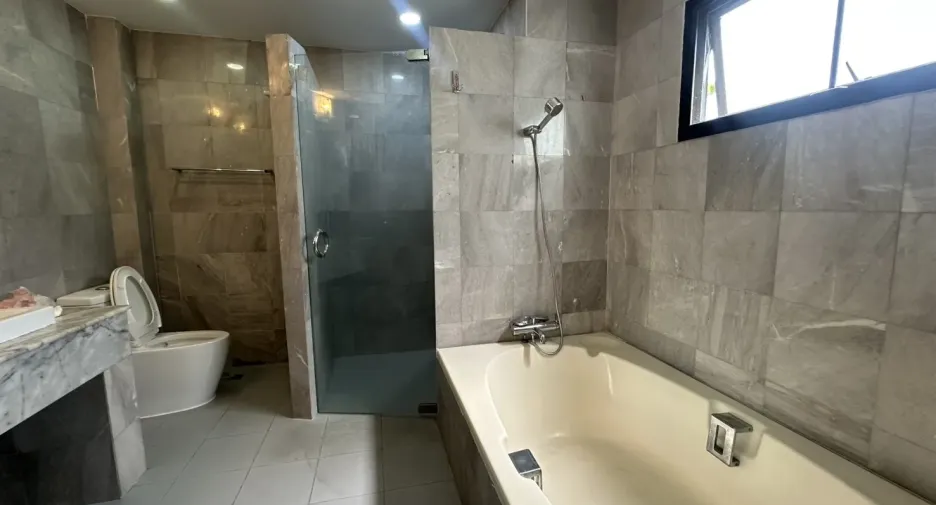 Haus zur Miete mit 4 Zimmer in Watthana, Bangkok