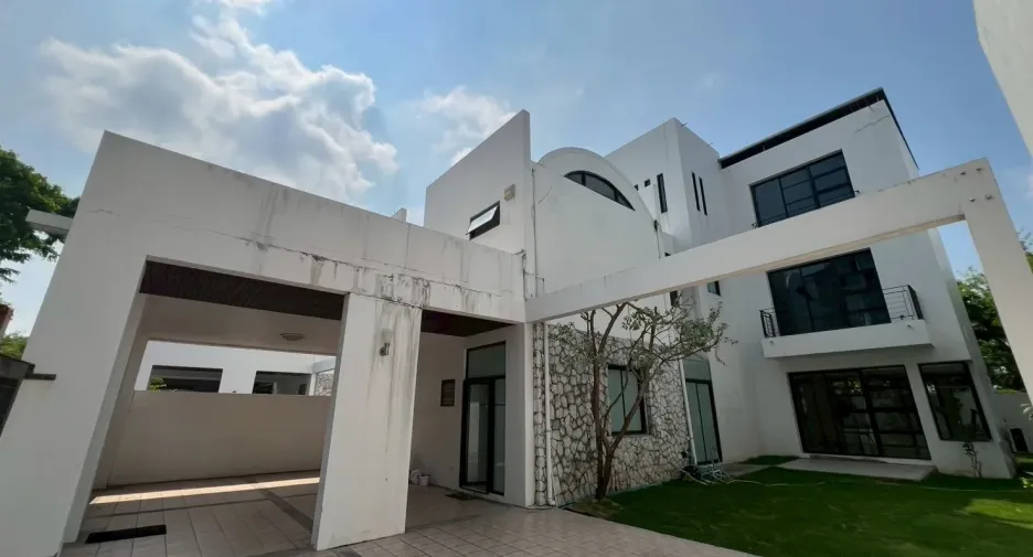 Haus zur Miete mit 4 Zimmer in Watthana, Bangkok