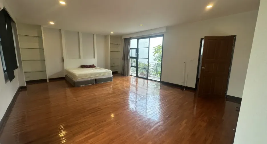 Haus zur Miete mit 4 Zimmer in Watthana, Bangkok