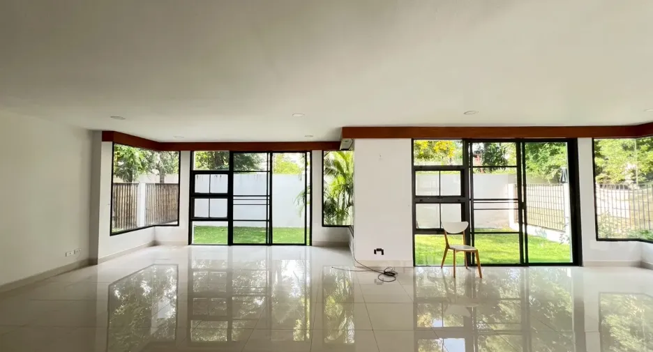 Haus zur Miete mit 4 Zimmer in Watthana, Bangkok