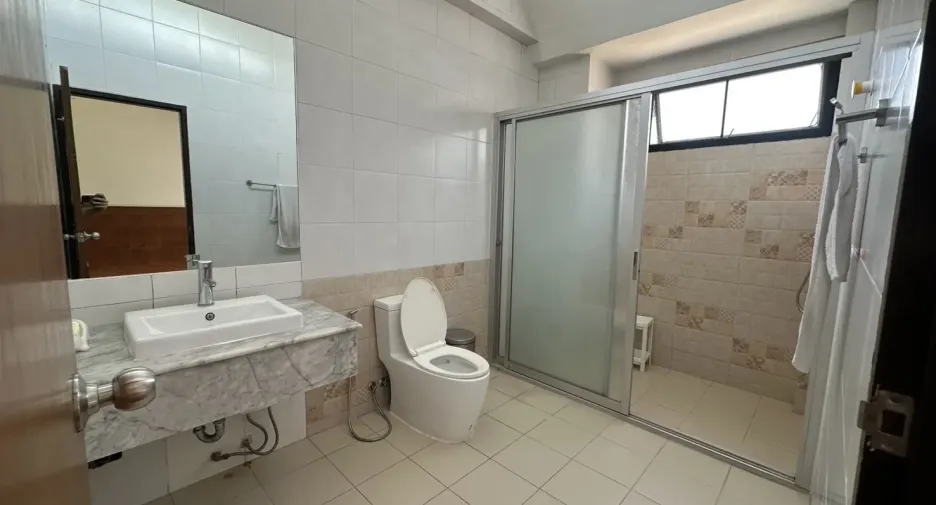 Haus zur Miete mit 4 Zimmer in Watthana, Bangkok