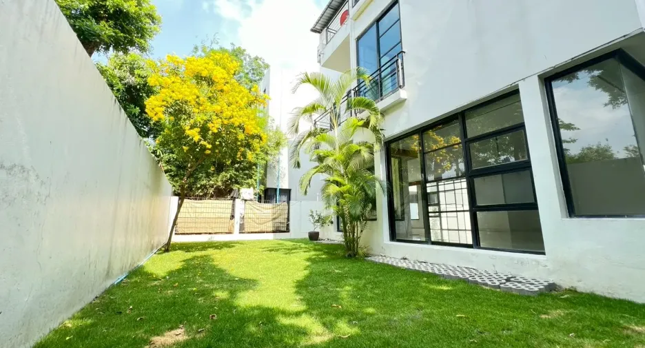 Haus zur Miete mit 4 Zimmer in Watthana, Bangkok