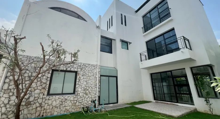 Haus zur Miete mit 4 Zimmer in Watthana, Bangkok