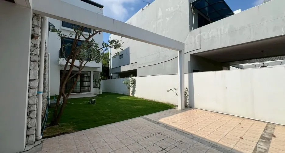Haus zur Miete mit 4 Zimmer in Watthana, Bangkok