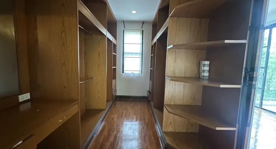 Haus zur Miete mit 4 Zimmer in Watthana, Bangkok