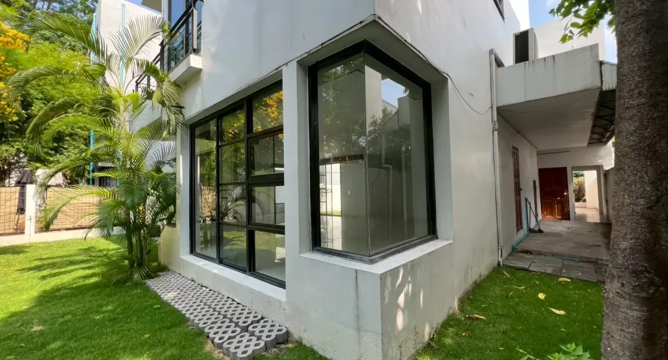 Haus zur Miete mit 4 Zimmer in Watthana, Bangkok