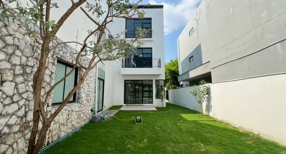 Haus zur Miete mit 4 Zimmer in Watthana, Bangkok