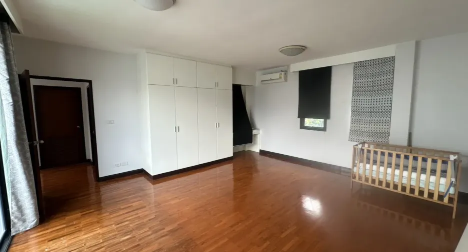Haus zur Miete mit 4 Zimmer in Watthana, Bangkok
