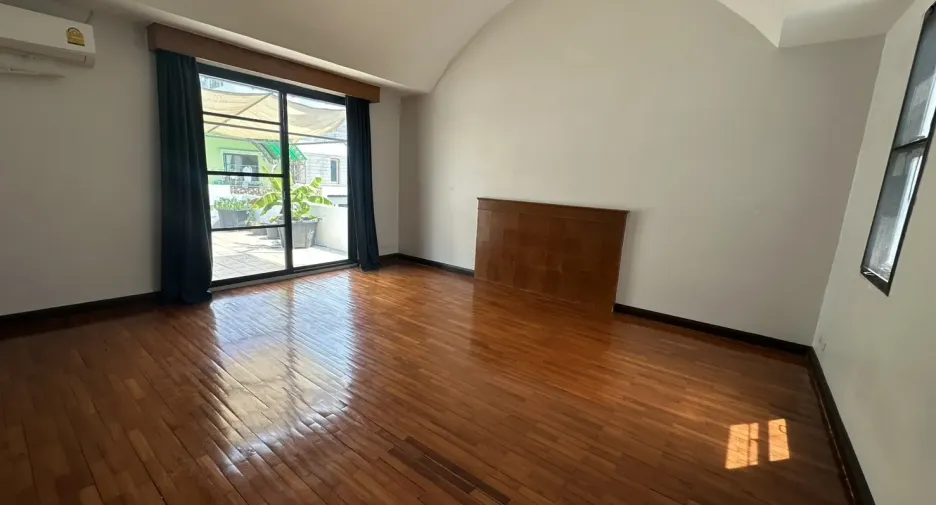 Haus zur Miete mit 4 Zimmer in Watthana, Bangkok
