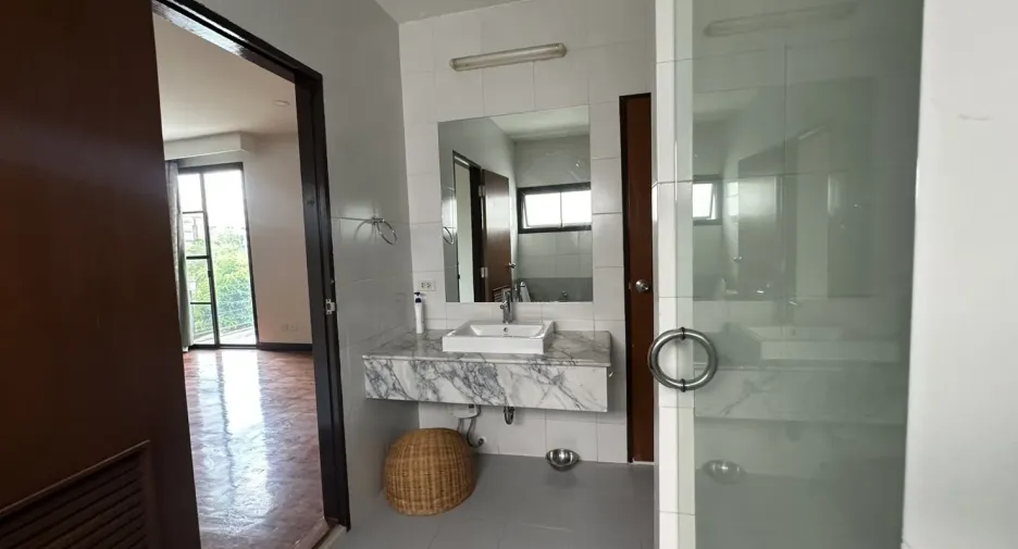 Haus zur Miete mit 4 Zimmer in Watthana, Bangkok