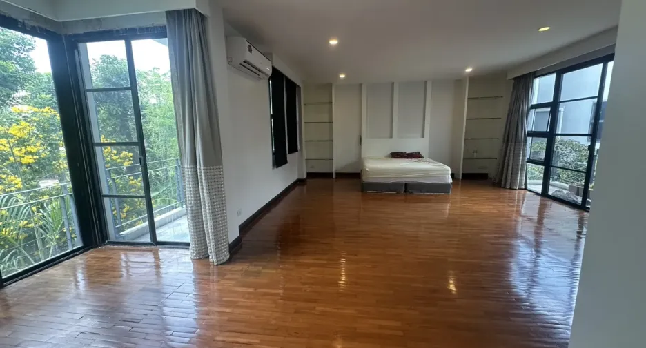 Haus zur Miete mit 4 Zimmer in Watthana, Bangkok
