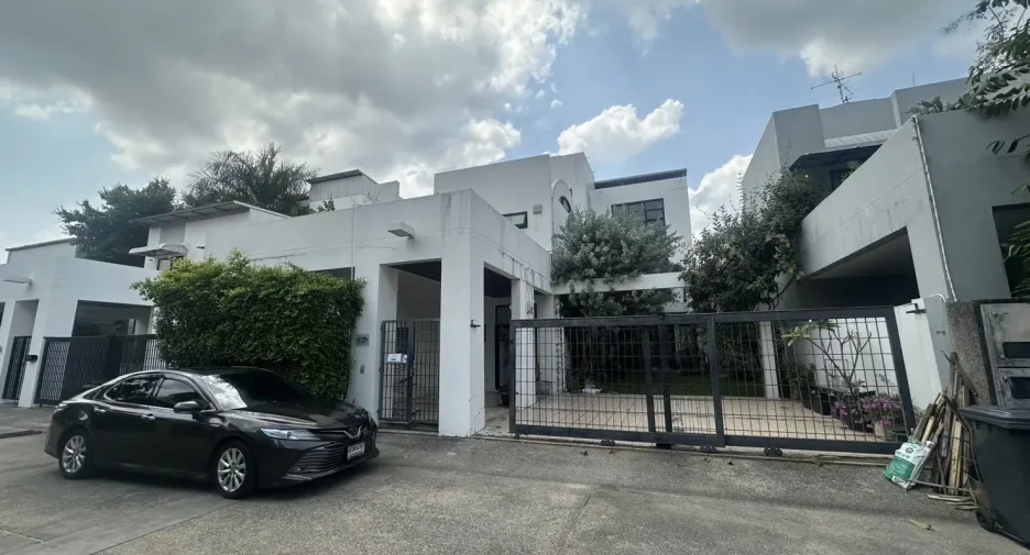 Haus zur Miete mit 4 Zimmer in Watthana, Bangkok
