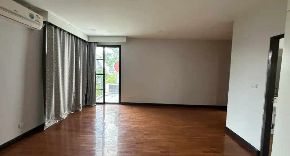 Haus zur Miete mit 4 Zimmer in Watthana, Bangkok