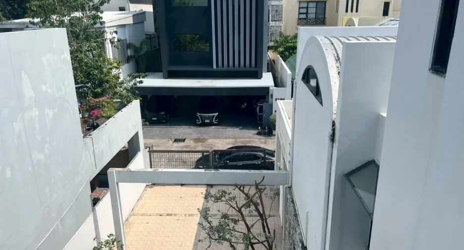 Haus zur Miete mit 4 Zimmer in Watthana, Bangkok