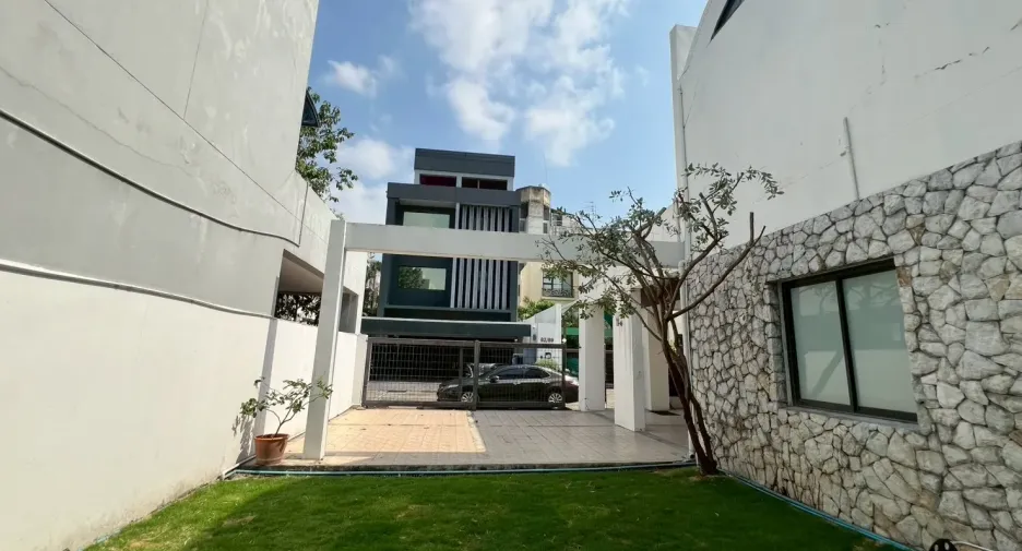 Haus zur Miete mit 4 Zimmer in Watthana, Bangkok