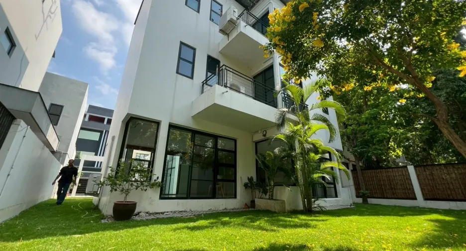 Haus zur Miete mit 4 Zimmer in Watthana, Bangkok