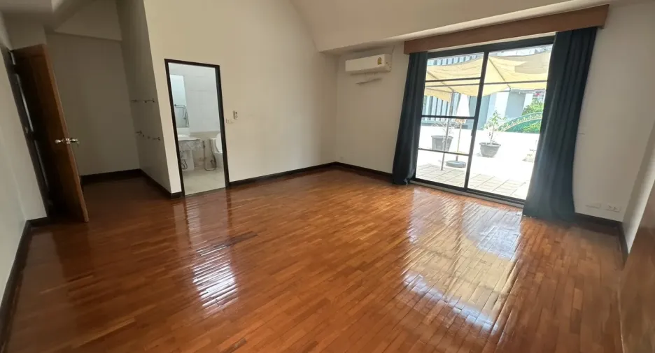 Haus zur Miete mit 4 Zimmer in Watthana, Bangkok